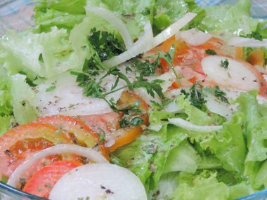 Domates, marul ve soğan salatası