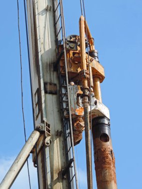 Bir kazık çakma makinesi