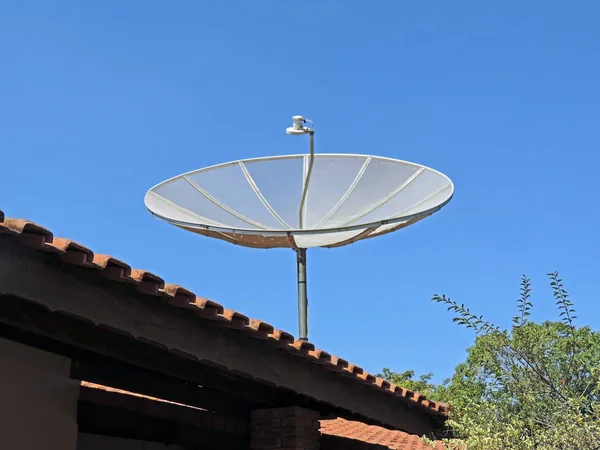 Antenne parabolique sur une maison — Photo