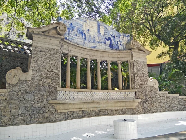 Fuente histórica y monumento — Foto de Stock