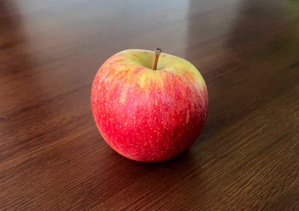 Jabłko na stole — Zdjęcie stockowe