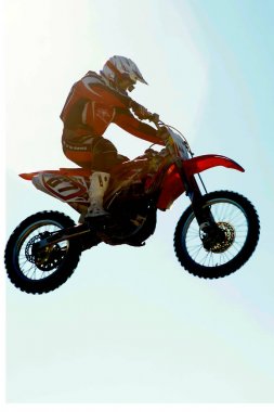Motosiklet gökyüzünde