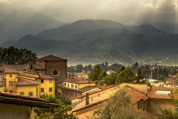 Medeltida muromgärdade staden Castiglione di Garfagnana, Tuscany — Stockfoto