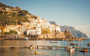 Beyaz sahil kasabası Amalfi, İtalya