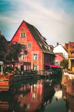 Colmar bir nehir kıyısında bir geleneksel evin masal cephe