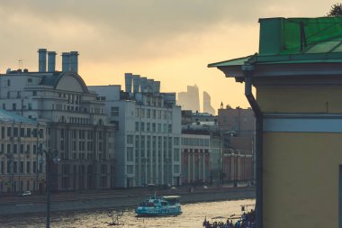 Akşamları Moskova Nehri kıyısı