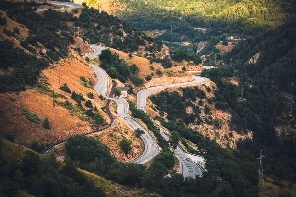 Schilderachtige kronkelende weg in de Pyreneeën — Stockfoto