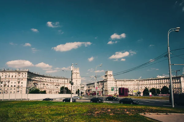 Wahrzeichen stallinistischer Stil neoklassizistisches Gebäude auf leninsky aven — Stockfoto