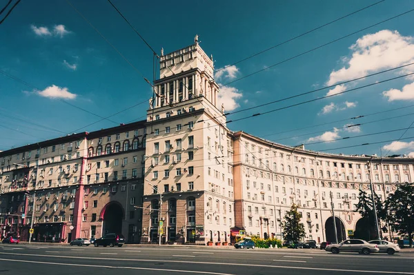 Ориентир сталинского стиля неоклассическое здание на Ленинском проспекте — стоковое фото