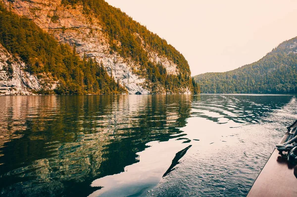 Koenigsee Gölü kristal berraklığında suları ile yelken tekne