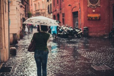İtalya, Roma, 15 Eylül 2013: şiddetli yağmur şemsiyesi altında kadın