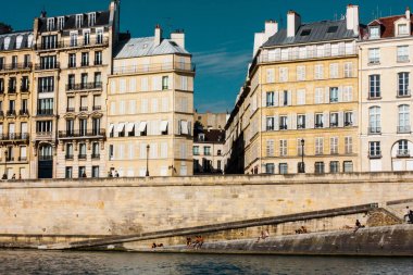 Genç Parisians Seine Nehri'nin kıyısında soğutma