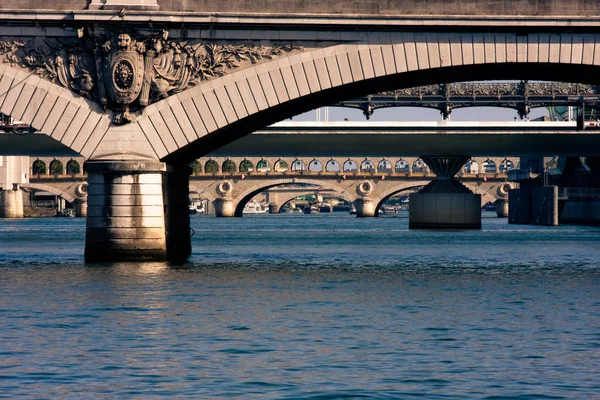 フランス、パリ、2011 年 8 月 21 日: ボートからセーヌ川橋の連続への眺め — ストック写真