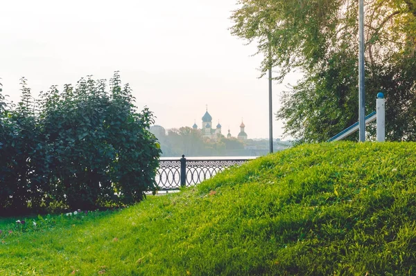 Nehir kıyısında Rus Ortodoks kiliseleri için görüntüleyin 