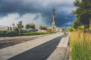 Peter için büyük heykeli göster