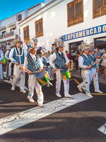 スペイン テネリフェ 2014 ミュージシャンの白い衣装で男のパレードロスギガンテスのストリートカーニバルでドラムを演奏 — ストック写真