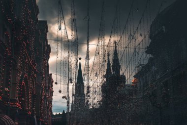 Kremlin kule kış gökyüzü ve yeni yıl ışık süslemeleri karşı siluetleri