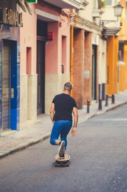 İspanya, Sevilla, 31 Ekim 2016: çocuk bir sokakta bir kaykay sürme