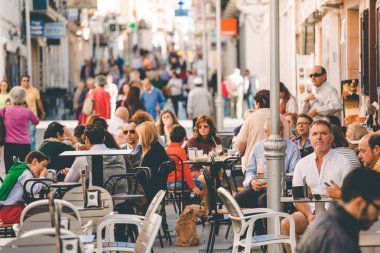 İspanya, Ronda, 30 Ekim 2016: insanlar bir sokak kafe mekanlarda içme ve yemek yeme