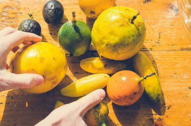 Farklı bir tabloda tutku meyve türleri