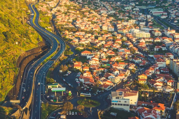 Madeira Adası sarma otoyol ve Portekizce Köyü Machico için havadan görünümü