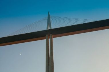 Millau Viyadüğü beton iskelesi yakın çekim 
