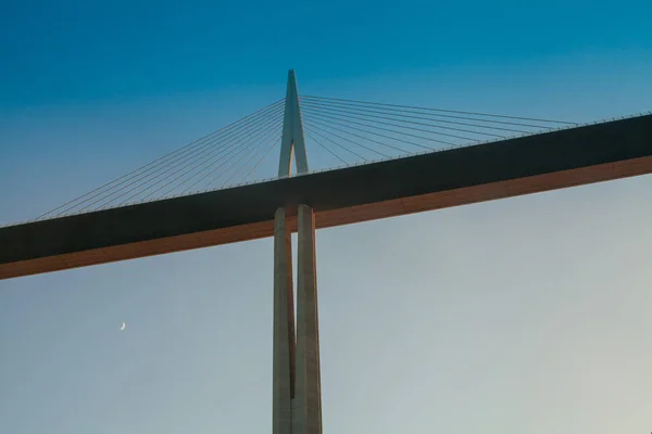 Millau Viyadüğü beton iskelesi yakın çekim 