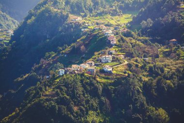 Küçük bir köyde yüksek dağlar, Madeira