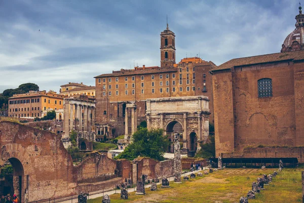 Roma, İtalya, 1 Mayıs 2018: Roma Forumu ve Septimius Severus Arch enkaz