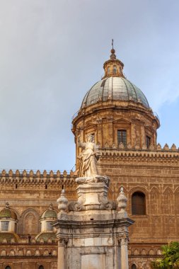 Palermo 'nun koruyucu azizi Aziz Rosalia, Palermo Katedrali önünde, Corso Vittorio Emanuele, Palermo, Sicilya, İtalya