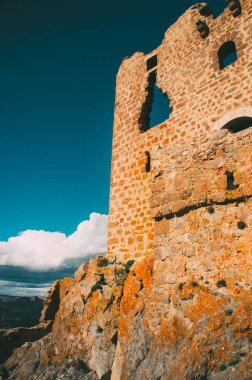 Fransa 'daki Queribus Cathar kalesinin yıkılmış duvarının bir parçası.