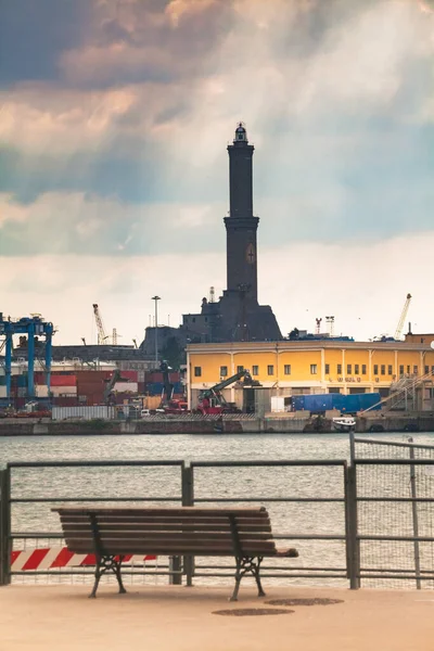 Cenova 'nın deniz kıyısındaki deniz feneri, dünyanın en uzun beşinci deniz feneri ve en uzun ikinci deniz feneri ve dünyanın en eski üçüncü deniz feneri.