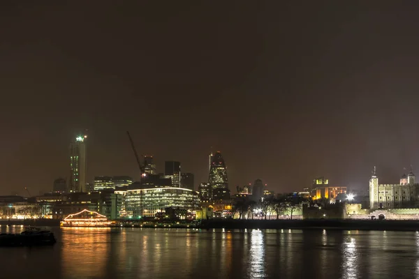 Uma vista do Rio Tâmisa e Londres à noite — Fotografia de Stock