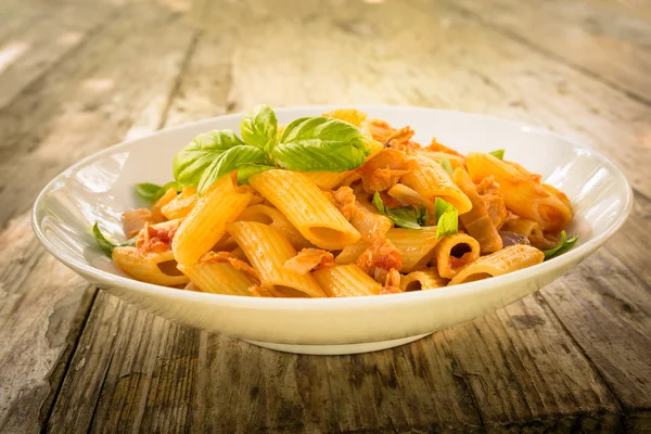 Italiensk pasta med fisk ragu — Stockfoto