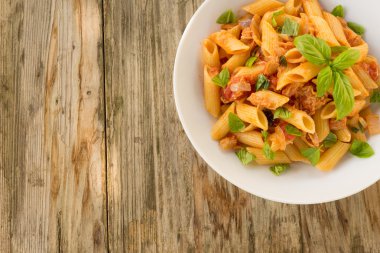 Makarna ile balık yahni