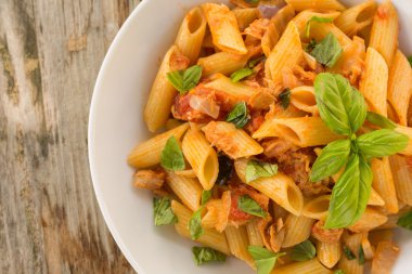 Makarna ile balık yahni