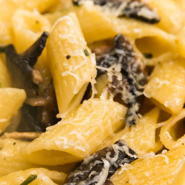 Pasta con champiñones y queso — Foto de Stock