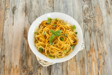 Spagetti bottarga ve fesleğen ile