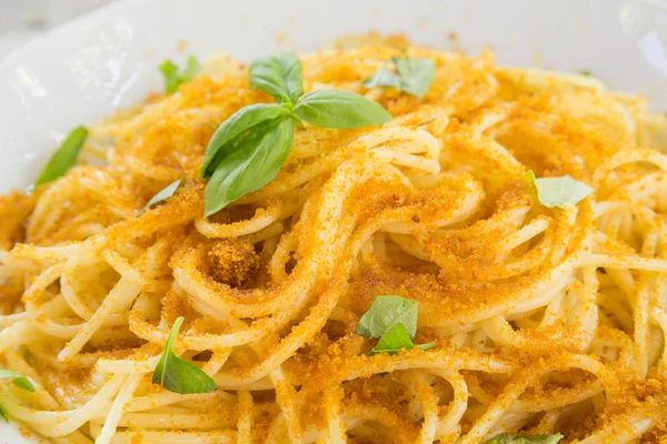 Spaghetti with bottarga and basil — Stock Photo, Image