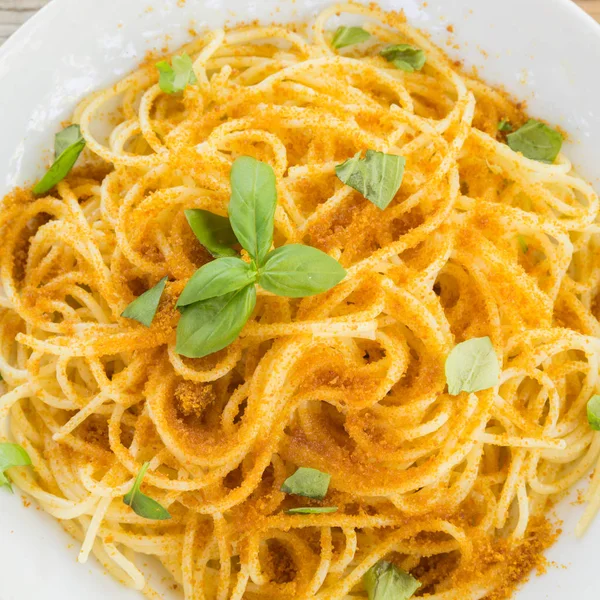 Spaghetti met bottarga en basilicum — Stockfoto