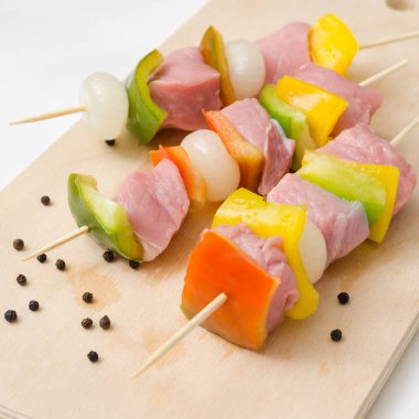 et ve sebze şişleri