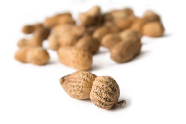 Beyaz üzerine izole edilmiş fıstıklar