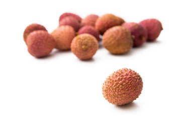 lychees üzerinde beyaz izole