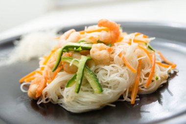 Karides, kabak ve havuç Pirinç Noodle 