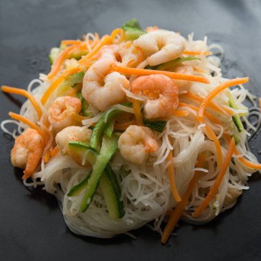 Karides, kabak ve havuç Pirinç Noodle 