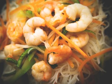 Karides, kabak ve havuç Pirinç Noodle 