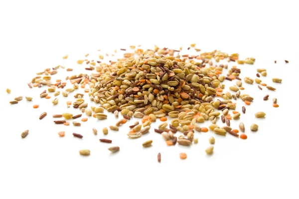 Cereais e leguminosas isolados sobre fundo branco — Fotografia de Stock