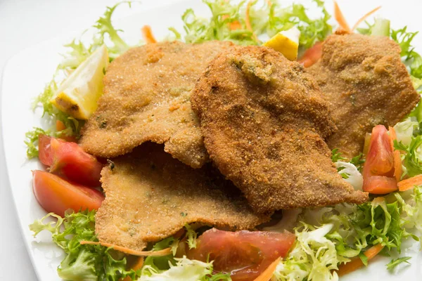Fried Breaded Beef Cutlets Fresh Vegetable Salad — Stock Photo, Image
