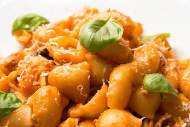 Yahni ve peynirli makarna