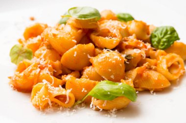 Yahni ve peynirli makarna